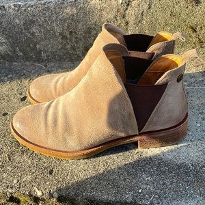 SOFFT taupe suede ankle boots